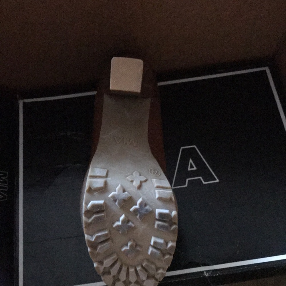 Shoes - Picture 4 of 5